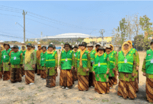 Peserta TOT Satuan Pendidikan Aman Bencana P2M UMS dan LLHPB Aisyiyah Jateng berbaris di lapangan.