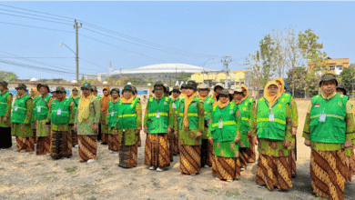 Peserta TOT Satuan Pendidikan Aman Bencana P2M UMS dan LLHPB Aisyiyah Jateng berbaris di lapangan.