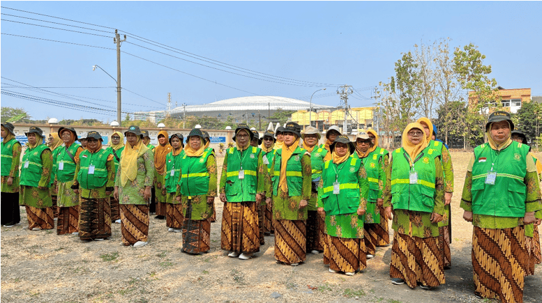 Peserta TOT Satuan Pendidikan Aman Bencana P2M UMS dan LLHPB Aisyiyah Jateng berbaris di lapangan.