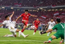 Pemain Timnas Indonesia melepaskan tembakan ke gawang Thailand dalam pertandingan FIFA ASEAN Cup 2026.
