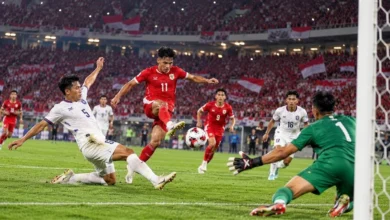 Pemain Timnas Indonesia melepaskan tembakan ke gawang Thailand dalam pertandingan FIFA ASEAN Cup 2026.