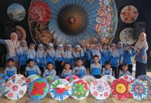Siswa SD Muhammadiyah PK Banyudono foto bersama memperlihatkan hasil karya seni payung lukis di Juwiring Klaten.
