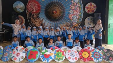 Siswa SD Muhammadiyah PK Banyudono foto bersama memperlihatkan hasil karya seni payung lukis di Juwiring Klaten.