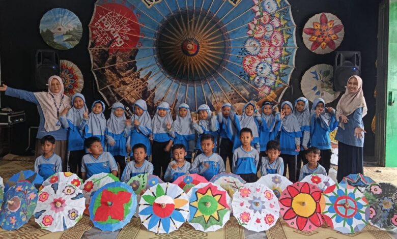 Siswa SD Muhammadiyah PK Banyudono foto bersama memperlihatkan hasil karya seni payung lukis di Juwiring Klaten.