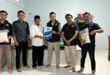 Tim PCPM Ngadirejo Temanggung bersama tim auditor LPH Zamzani menunjukkan sampel produk beras Kuncup Melati dan dokumen saat proses audit sertifikasi halal.
