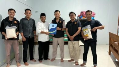 Tim PCPM Ngadirejo Temanggung bersama tim auditor LPH Zamzani menunjukkan sampel produk beras Kuncup Melati dan dokumen saat proses audit sertifikasi halal.