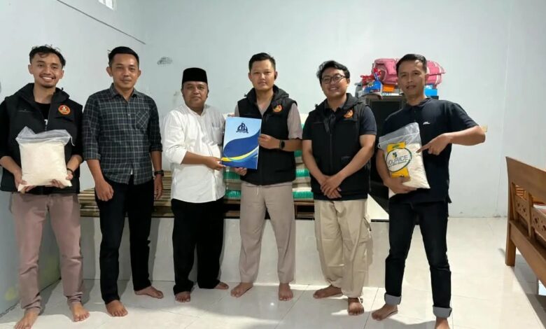 Tim PCPM Ngadirejo Temanggung bersama tim auditor LPH Zamzani menunjukkan sampel produk beras Kuncup Melati dan dokumen saat proses audit sertifikasi halal.
