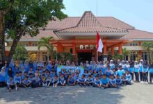 Siswa dan guru pendamping PPL SD Muhammadiyah PK Banyudono foto bersama di halaman kantor BPBD Boyolali.