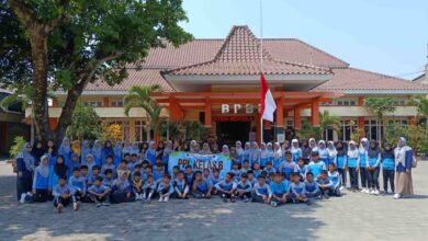 Siswa dan guru pendamping PPL SD Muhammadiyah PK Banyudono foto bersama di halaman kantor BPBD Boyolali.