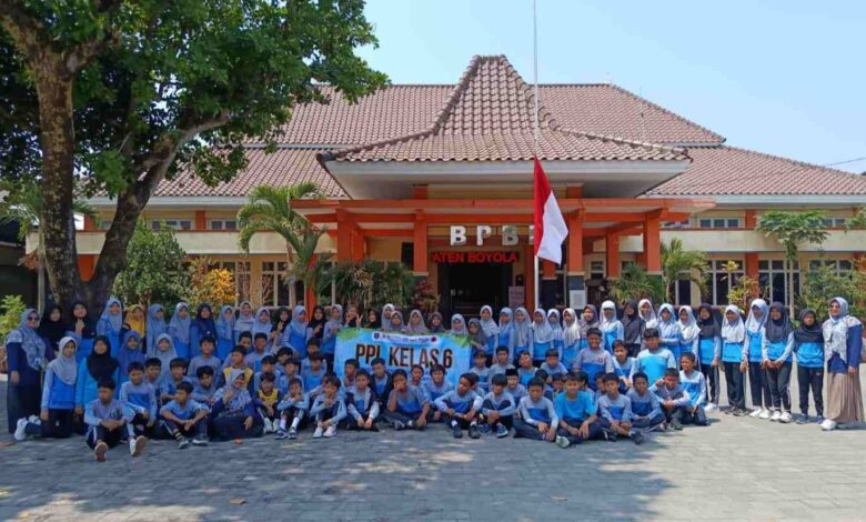 Siswa dan guru pendamping PPL SD Muhammadiyah PK Banyudono foto bersama di halaman kantor BPBD Boyolali.