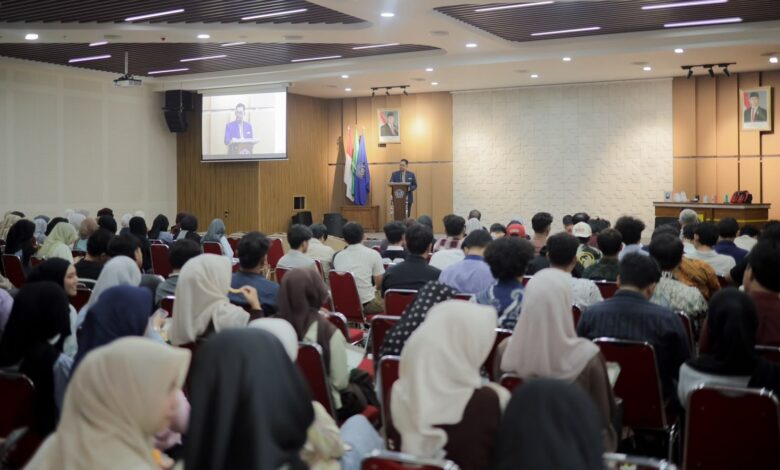Mahasiswa FEB UMS mengikuti pemaparan materi pengelolaan kekayaan negara dalam acara KPKNL Goes to Campus di Gedung Ahmad Syafii Maarif.
