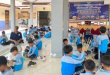 Siswa SD Muhammadiyah PK Banyudono belajar membuat karya 3D di sentra kerajinan rotan Trangsan Sukoharjo