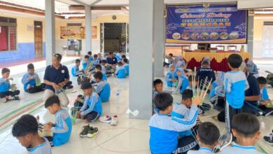 Siswa SD Muhammadiyah PK Banyudono belajar membuat karya 3D di sentra kerajinan rotan Trangsan Sukoharjo