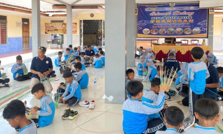 Siswa SD Muhammadiyah PK Banyudono belajar membuat karya 3D di sentra kerajinan rotan Trangsan Sukoharjo