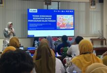 Dosen Kesmas UMS Tanjung Anitasari menyampaikan materi teknik komunikasi kesehatan iklan pangan PIRT