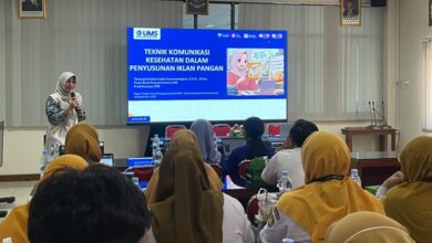Dosen Kesmas UMS Tanjung Anitasari menyampaikan materi teknik komunikasi kesehatan iklan pangan PIRT