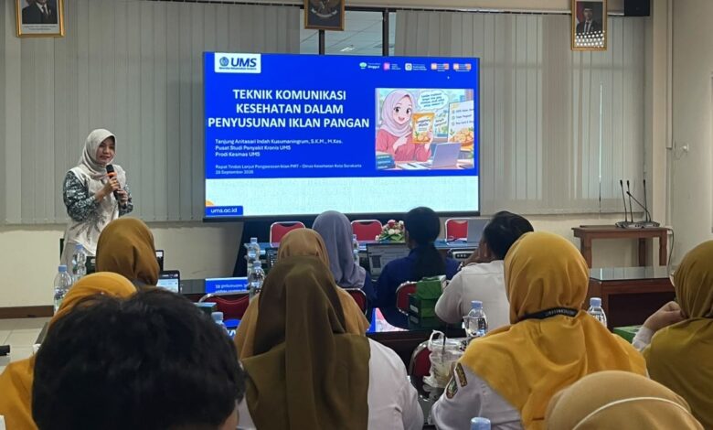 Dosen Kesmas UMS Tanjung Anitasari menyampaikan materi teknik komunikasi kesehatan iklan pangan PIRT