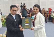 Laura mahasiswi Katolik asal Timor Leste menerima ijazah sumpah profesi apoteker UMPP Pekalongan