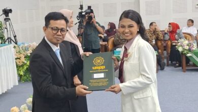 Laura mahasiswi Katolik asal Timor Leste menerima ijazah sumpah profesi apoteker UMPP Pekalongan