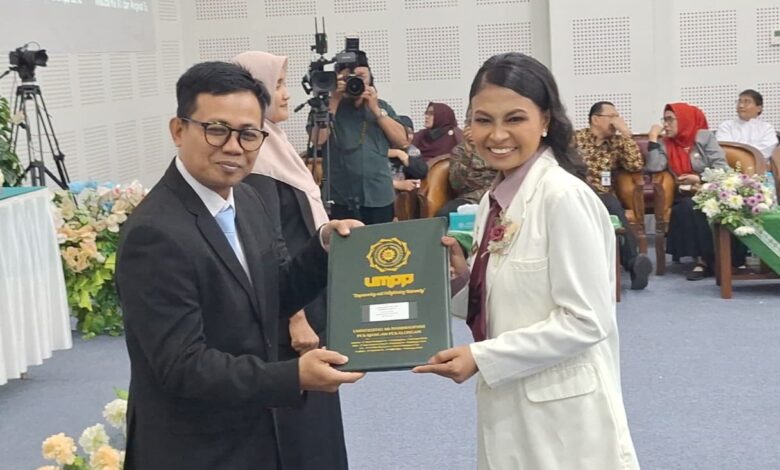 Laura mahasiswi Katolik asal Timor Leste menerima ijazah sumpah profesi apoteker UMPP Pekalongan