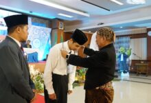 Rektor UNIMUGO Prof. Dr. Sofyan Anif menyematkan tanda peserta MASTA PMB 2026 UNIMUGO kepada perwakilan mahasiswa baru.