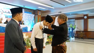 Rektor UNIMUGO Prof. Dr. Sofyan Anif menyematkan tanda peserta MASTA PMB 2026 UNIMUGO kepada perwakilan mahasiswa baru.