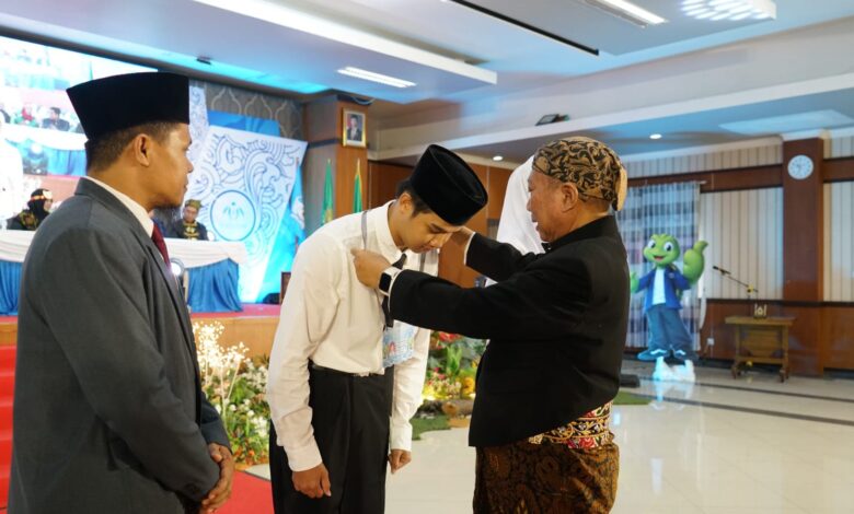Rektor UNIMUGO Prof. Dr. Sofyan Anif menyematkan tanda peserta MASTA PMB 2026 UNIMUGO kepada perwakilan mahasiswa baru.