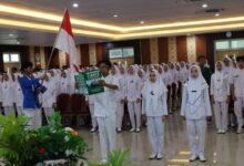Perwakilan mahasiswa Keperawatan dan Kebidanan Unimus membaca teks naskah janji profesi di Aula GKB 2