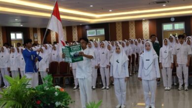 Perwakilan mahasiswa Keperawatan dan Kebidanan Unimus membaca teks naskah janji profesi di Aula GKB 2