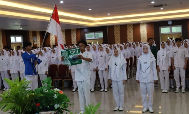 Perwakilan mahasiswa Keperawatan dan Kebidanan Unimus membaca teks naskah janji profesi di Aula GKB 2