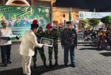 Penyerahan penghargaan kader dan tokoh inspiratif pada Apel Akbar KOKAM Kabupaten Pekalongan di Kajen