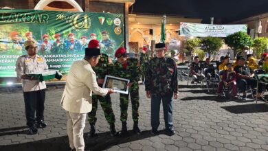 Penyerahan penghargaan kader dan tokoh inspiratif pada Apel Akbar KOKAM Kabupaten Pekalongan di Kajen