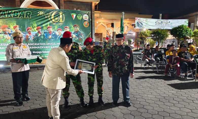 Penyerahan penghargaan kader dan tokoh inspiratif pada Apel Akbar KOKAM Kabupaten Pekalongan di Kajen