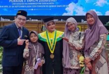 Miranda Aisyah Putri lulusan FKG UMS foto bersama keluarga saat momen Wisuda UMS di Edutorium KH Ahmad Dahlan Surakarta.