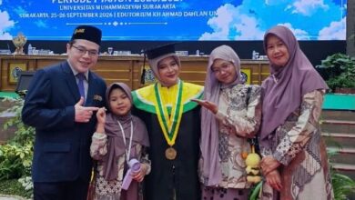 Miranda Aisyah Putri lulusan FKG UMS foto bersama keluarga saat momen Wisuda UMS di Edutorium KH Ahmad Dahlan Surakarta.