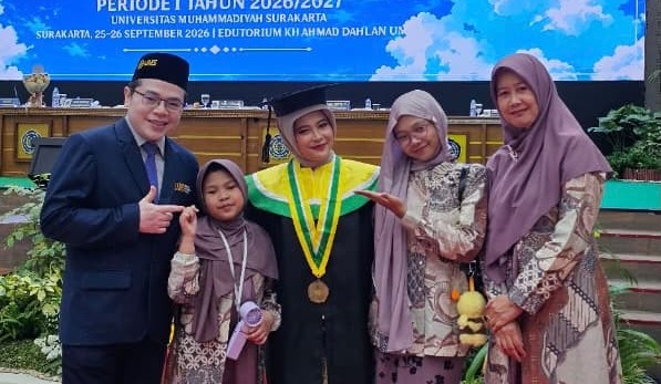 Miranda Aisyah Putri lulusan FKG UMS foto bersama keluarga saat momen Wisuda UMS di Edutorium KH Ahmad Dahlan Surakarta.