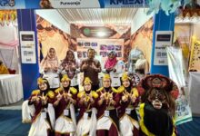 Rektor UMPWR Teguh Wibowo foto bersama tim wirausaha mahasiswa Dehiera di stand KMI Expo XVII 2026 Unsoed.