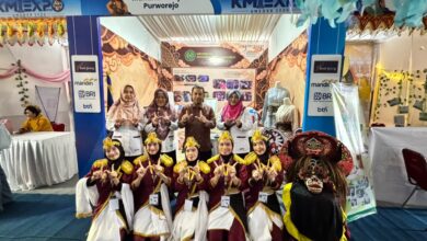 Rektor UMPWR Teguh Wibowo foto bersama tim wirausaha mahasiswa Dehiera di stand KMI Expo XVII 2026 Unsoed.