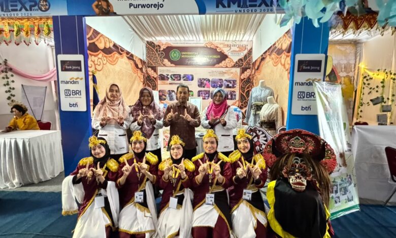 Rektor UMPWR Teguh Wibowo foto bersama tim wirausaha mahasiswa Dehiera di stand KMI Expo XVII 2026 Unsoed.