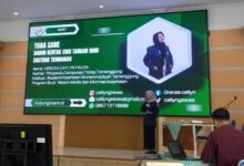 Mahasiswa AKMT Grecea Catlyn Fauzia mempresentasikan inovasi Toba Care sabun kertas ekstrak tembakau di Krenova Temanggung 2026.