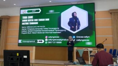 Mahasiswa AKMT Grecea Catlyn Fauzia mempresentasikan inovasi Toba Care sabun kertas ekstrak tembakau di Krenova Temanggung 2026.