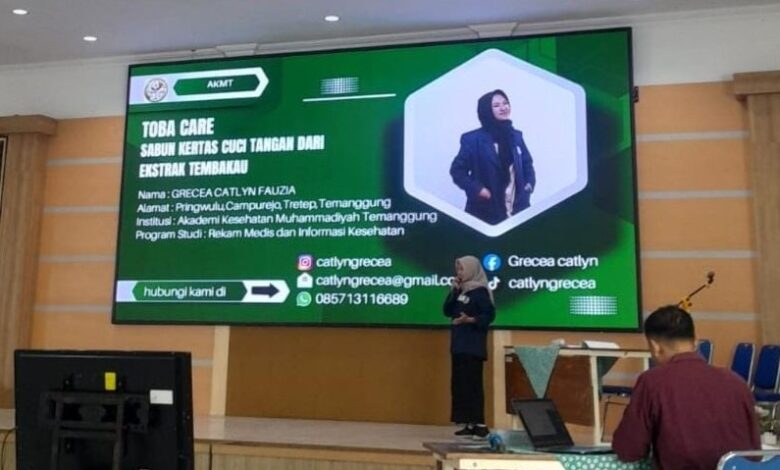 Mahasiswa AKMT Grecea Catlyn Fauzia mempresentasikan inovasi Toba Care sabun kertas ekstrak tembakau di Krenova Temanggung 2026.