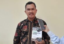Dosen UHAMKA Hendra Apriyadi menunjukkan modul Teknik Jurnalistik Dasar saat sesi wawancara peluncuran buku