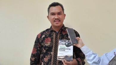 Dosen UHAMKA Hendra Apriyadi menunjukkan modul Teknik Jurnalistik Dasar saat sesi wawancara peluncuran buku