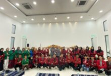 Rektor UMS Prof Harun Joko Prayitno foto bersama mahasiswa KKN Internasional UMS di Malaysia di Gedung Dikbud RI Kuala Lumpur