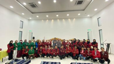 Rektor UMS Prof Harun Joko Prayitno foto bersama mahasiswa KKN Internasional UMS di Malaysia di Gedung Dikbud RI Kuala Lumpur