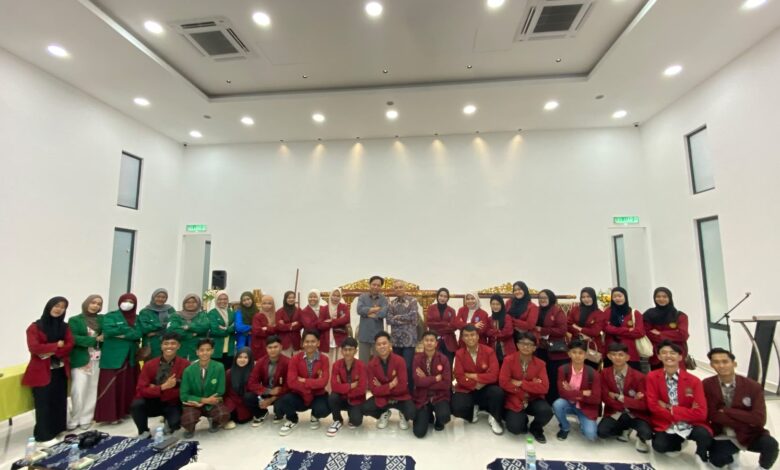 Rektor UMS Prof Harun Joko Prayitno foto bersama mahasiswa KKN Internasional UMS di Malaysia di Gedung Dikbud RI Kuala Lumpur