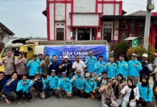 Mahasiswa UMP dan relawan foto bersama di depan tangki air bersih saat penyaluran bantuan krisis air bersih Banyumas.