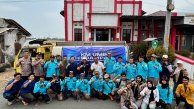 Mahasiswa UMP dan relawan foto bersama di depan tangki air bersih saat penyaluran bantuan krisis air bersih Banyumas.