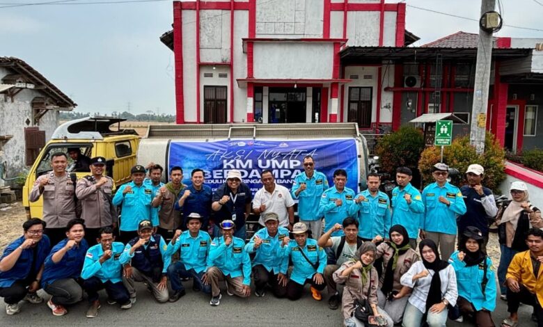 Mahasiswa UMP dan relawan foto bersama di depan tangki air bersih saat penyaluran bantuan krisis air bersih Banyumas.